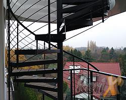 W październiku, w Warszawie przy ul. Przy Parku zamontowane zostały schody kręcone prowadzące z balkonu na tzw. zielony dach.